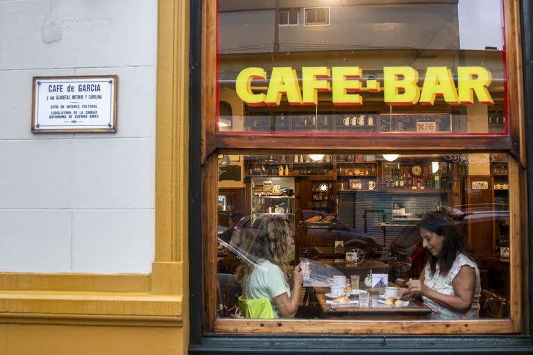 El Café de García está en la esquina de Sanabria y José Pedro Varela, en Villa Devoto