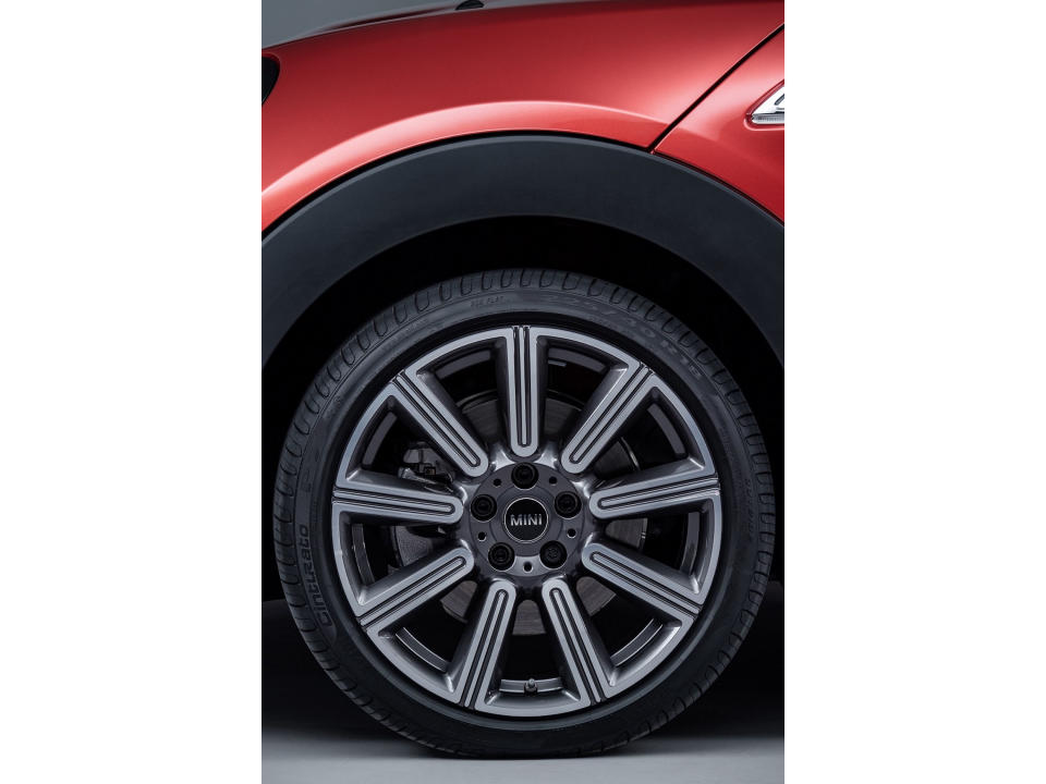 MINI Cooper S Clubman 標準配備全新 18 吋 Multiray Spoke 高光澤雙色輪圈。