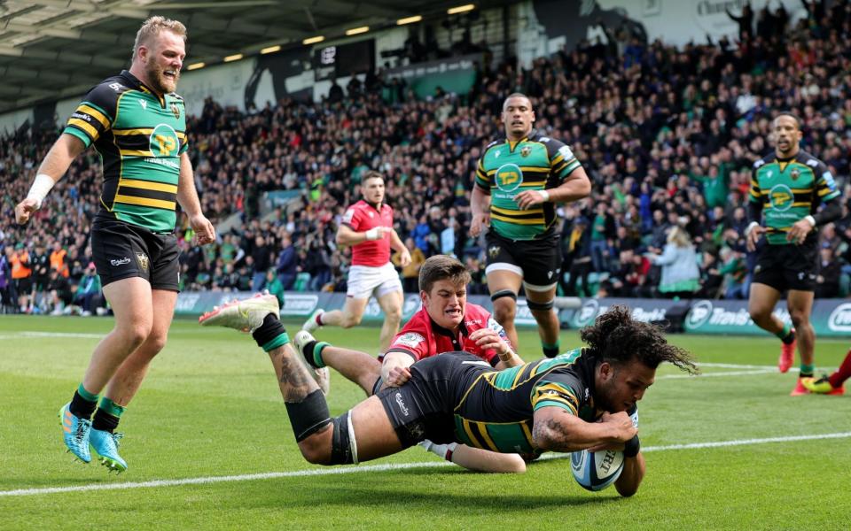 Lewis Ludlam of Northampton Saints dives over for their tenth try during the Gallagher Premiership Rugby match between Northampton Saints and Newcastle Falcons at Franklin's Gardens on June 04, 2022 in Northampton, England.  - GETTY IMAGES