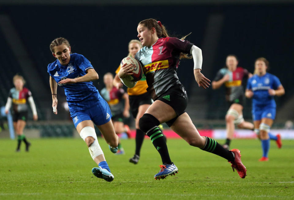 LONDON, ENGLAND - DECEMBER 28:  Jess Breach of Harlequins runs in to score her side's first try / Photo by Paul Harding/Getty Images for Harlequins