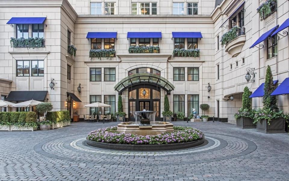 The front of the waldorf astoria chicago