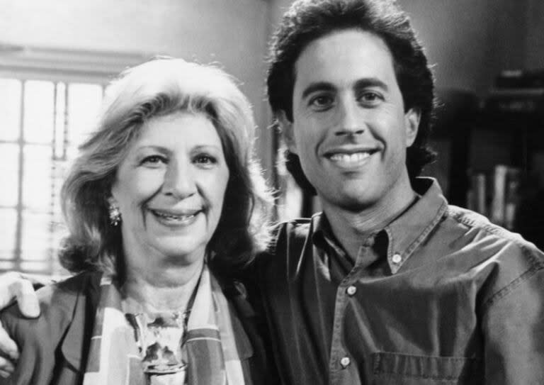 Jerry Seinfeld, junto a Liz Sheridan