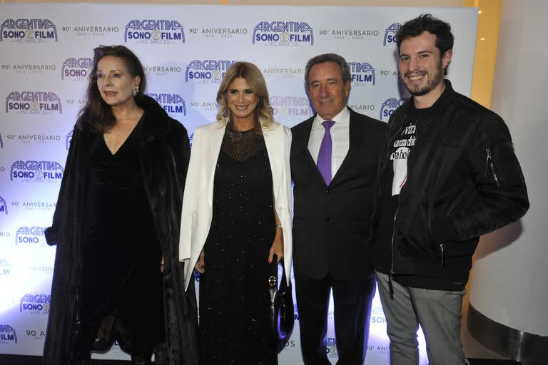 Mónica Gonzaga asistió junto a su hijo Adriano, aquí junto a Flavia Palmiero y Scalella