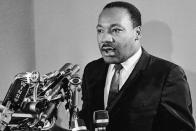 ... sieht dem 1968 in Memphis ermordeten Martin Luther King Jr. wirklich ähnlich. Gemeinsam mit der täuschend echten pathetischen Stimmgewalt des Bürgerrechtlers war in dem erfolgreichen Drama um den Anti-Rassismus-Kämpfer die Illusion perfekt. (Bild: Getty Images / Hulton Archive)