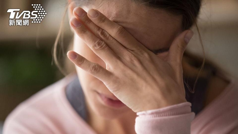 女子吃完中藥後出現頭痛症狀急忙就醫。（示意圖／shutterstock達志影像）