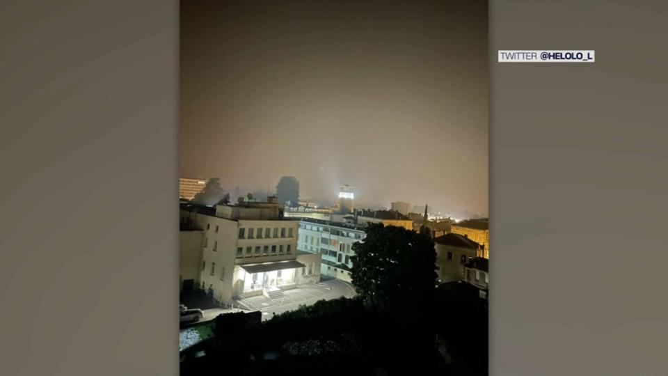La fumée des incendies dans le ciel de Bordeaux, dans la nuit du 18 au 19 juillet.  - BFMTV