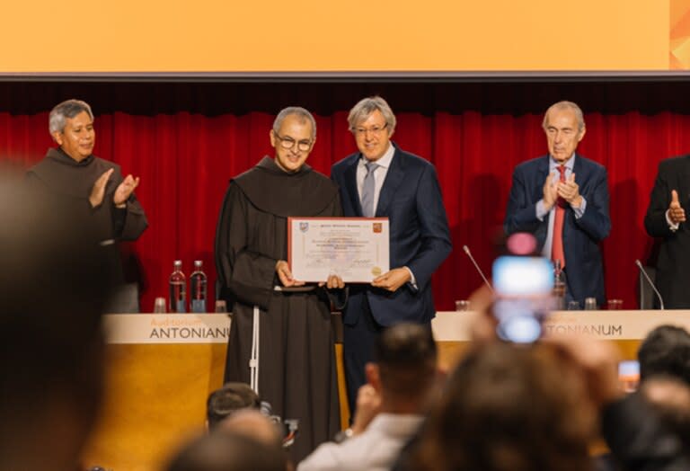 Roemmers junto al Fray Massimo Fusarelli, Ministro Gral de la Orden de los Franciscanos Menores (OFM) en la entrega del reconocimiento