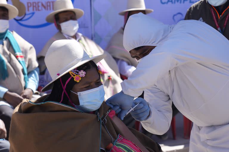 Una residente es vacunada con una dosis de Sinopharm durante una campa&#xf1;a de vacunaci&#xf3;n dirigida a la comunidad ind&#xed;gena Uru Chipaya, en Chipaya, Bolivia, el viernes 23 de julio de 2021. 