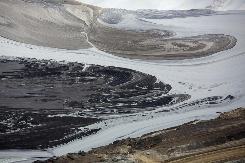 A tailings pond near the Syncrude tar sands operations near Fort McMurray, Alberta, September 17, 2014. Syncrude currently produces 350,000 barrels per day of high quality light, low sulphur crude oil according to company reports. Picture taken September 17, 2014.  REUTERS/Todd Korol (CANADA  - Tags: ENERGY ENVIRONMENT)