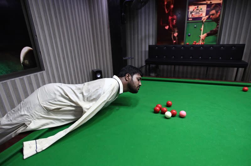 Pakistani born without arms excels in snooker in Samundri,