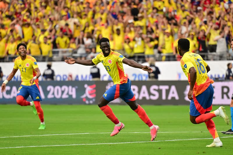 Davinson Sánchez (23) corre para celebrar el gol que anotó ante Costa Rica en la Copa América