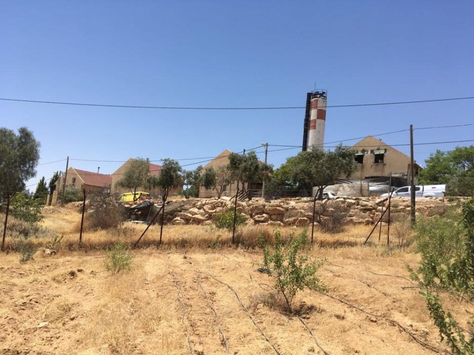 Large surburban styled houses and amply watered trees define the line between the Israeli settlements of Carmel and Umm Al-Khair. (Photo: Elias Newman)