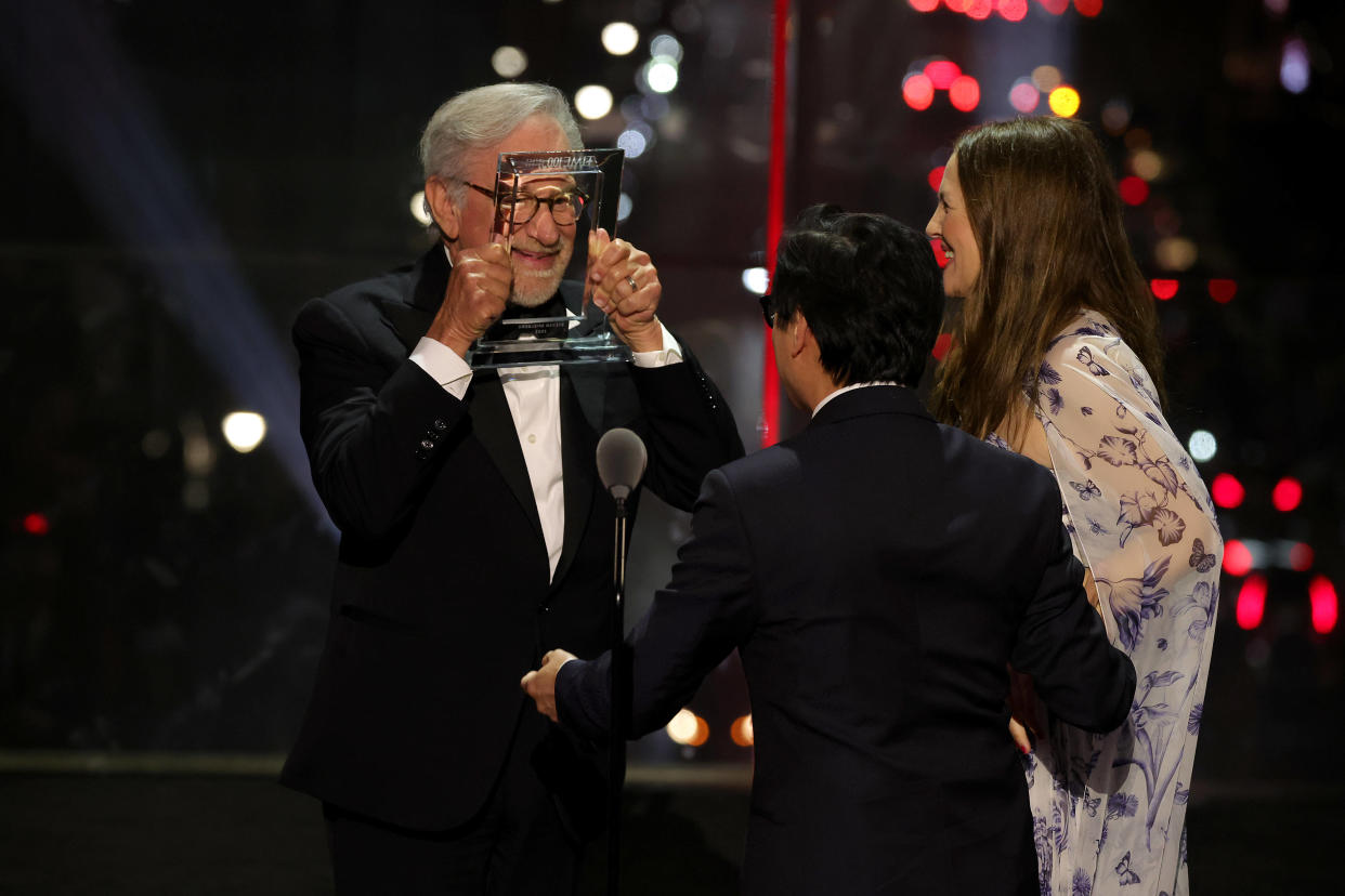 Le cinéaste de 76 ans, Steven Spielberg (ici ce mercredi 26 avril à New-York)  a reçu un prix honorifique au gala du Time 100, remis par Ke Huy Quan et Drew Barrymore : d’anciens acteurs jouant dans ses films.