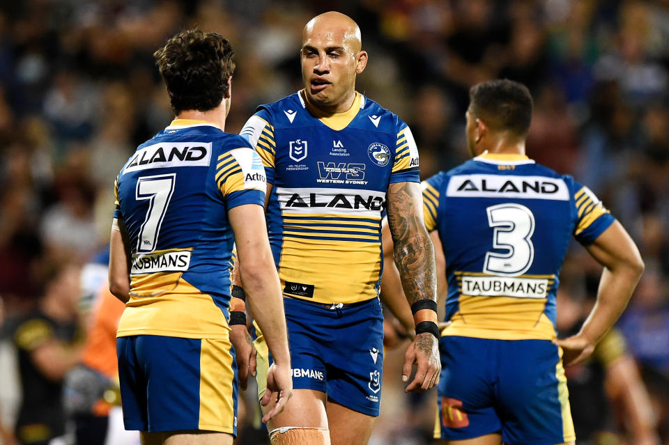 MACKAY, AUSTRALIA - SEPTEMBER 18: Blake Ferguson of the Eels speaks to Mitchell Moses of the Eels during the NRL Semifinal match between the Penrith Panthers and the Parramatta Eels at BB Print Stadium on September 18, 2021 in Mackay, Australia. (Photo by Matt Roberts/Getty Images)