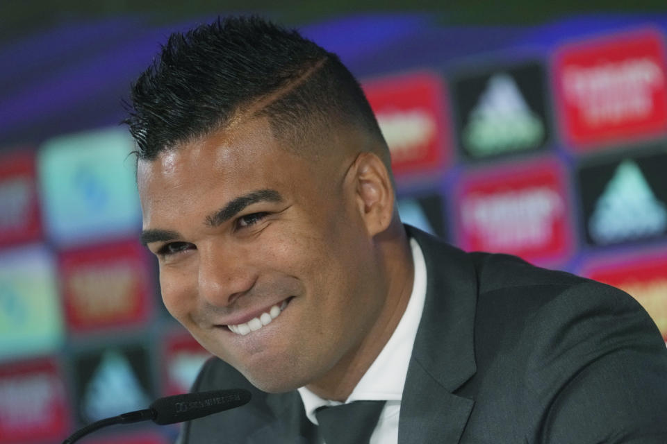 Casemiro sonríe durante una rueda de prensa de despedida en la ciudad deportiva del Real Madrid, el lunes 22 de agosto de 2022. (AP Foto/Paul White)