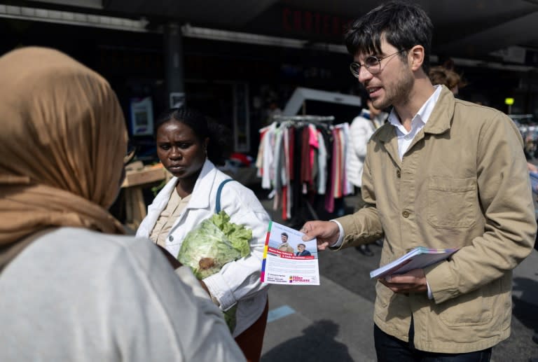 Pierre-Yves Cadalen, candidat LFI investi par le Nouveau Front populaire, distribue aux habitants sa profession de foi sur le marché de Brest, le 20 juin 2024 dans le Finistère (Fred TANNEAU)