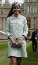 <p>Während ihrer ersten Schwangerschaft setzte Kate auf Mainstream-Mode und trug anlässlich einer Veranstaltung in Windsor Castle einen mintgrünen Mulberry-Mantel.<br> [Bild: PA] </p>