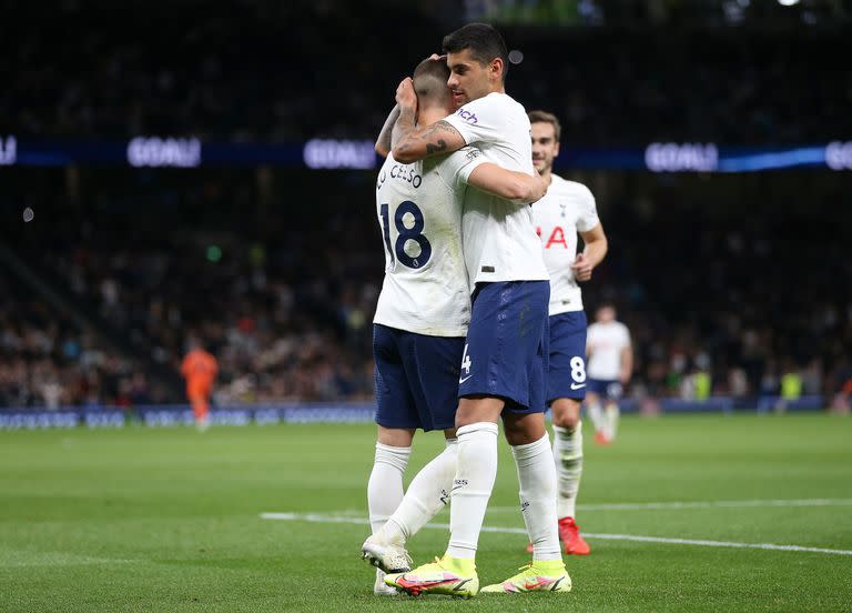 Cuti Romero, abrazado a Lo Celso, fue titular con Tottenham en la UEFA Conference League y suplente en la Premier League