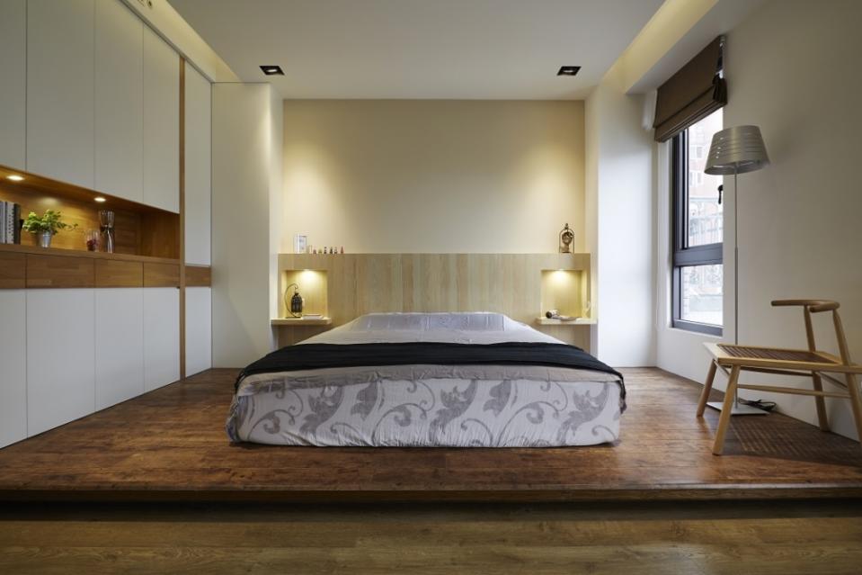 運用架高鋪設木地板，可直接用來做床架，或是作為空間區別、收納等。圖片提供／瓦匠空間設計