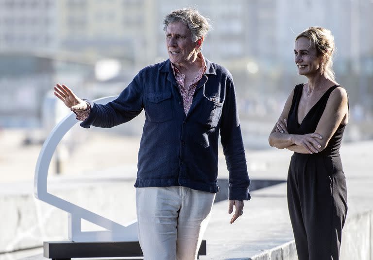 El actor irlandés Gabriel Byrne y la actriz Sandrine Bonnaire posan antes de la presentación de Dance First, en la última jornada del Festival Internacional de Cine de San Sebastián