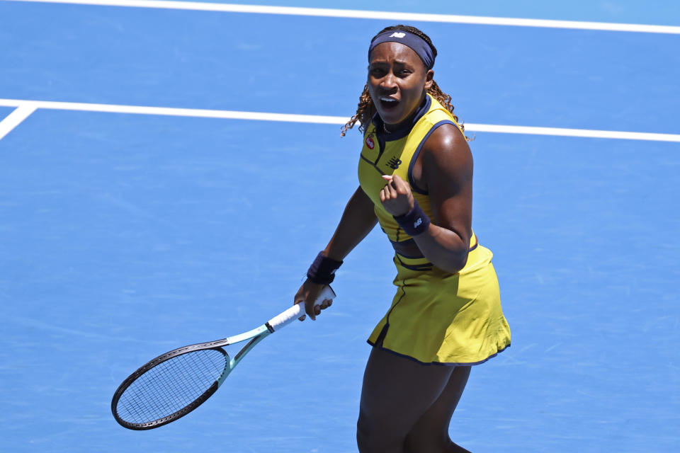 Coco Gauff, de Estados Unidos, celebra después de vencer a Anna Karolina Schmiedlova, de Eslovaquia, en la primera ronda del torneo de tenis Abierto de Australia, en Melbourne Park, Melbourne, Australia, el lunes 15 de enero de 2024. (AP Foto/Asanka Brendon Ratnayake)