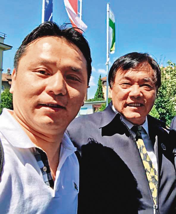 泳協前後任理事長許東雄（右）曾正宗（左）被控用人頭會員，操控選務。（曾正宗臉書）