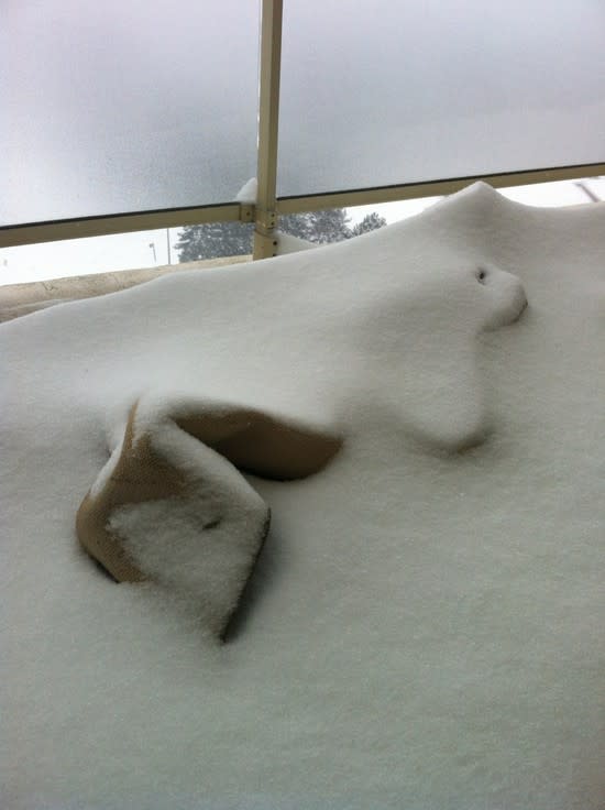 @rabinulik: @YahooCanadaNews snow on my balcony img.ly/stzd #TOsnowpics