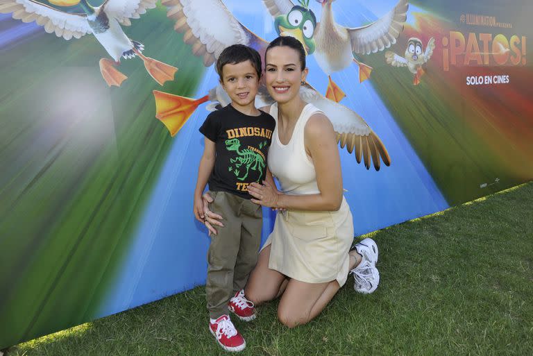 Luli Fernandez, cómoda con una mini, una musculosa y zapatillas, y su pequeño hijo Indalecio