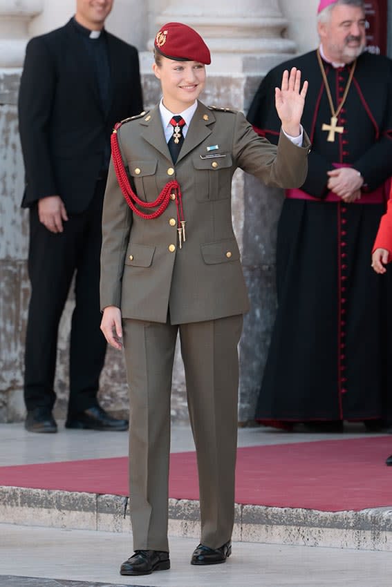 Leonor luce el uniforme de especial relevancia del Ejercito de Tierra