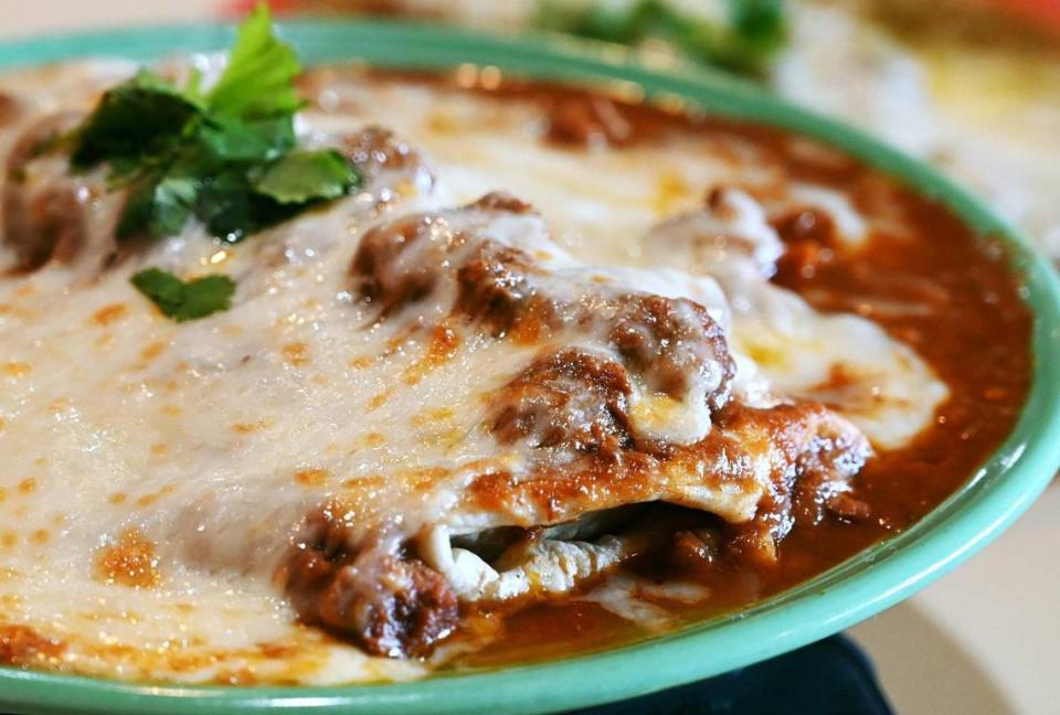 El Fancy Burrito de chile con carne es uno de los favoritos de Sal's Mexican Restauran, aunque también puedes pedirlo con chile verde o mitad y mitad de cada uno. ERIC PAUL ZAMORA/ezamora@fresnobee.com