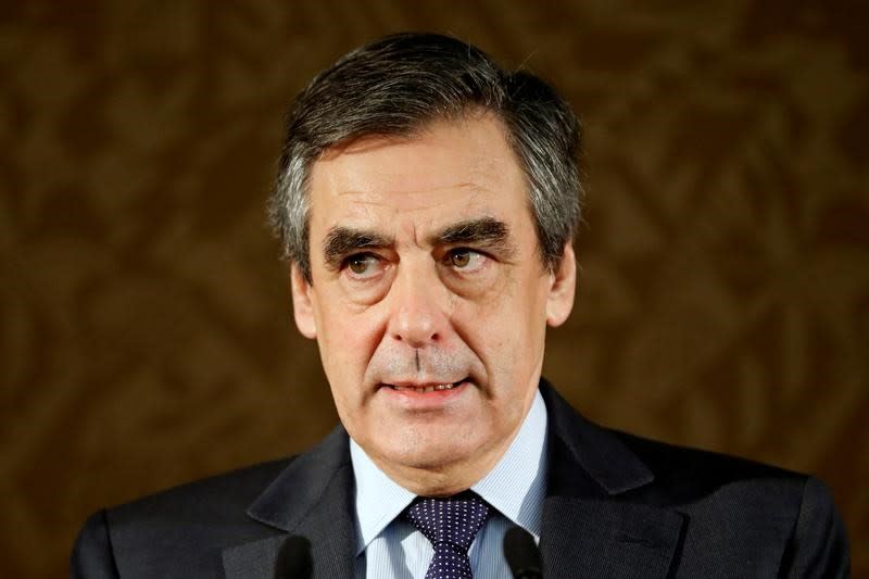 L'ex-Premier ministre François Fillon, candidat de la droite à l'élection présidentielle de 2017, sortirait en tête du premier tour et affronterait la candidate du Front national, Marine Le Pen, au second dans presque tous les cas de figure, selon un sondage Elabe pour Les Echos et Radio Classique publié jeudi. /Photo d'archives/REUTERS/Charles Platiau