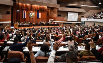 <p>Die Abgeordneten der kubanischen Nationalversammlung wählen Miguel Díaz-Canel zum neuen Staatspräsidenten. Damit ist zum ersten Mal seit 59 Jahren eine Person außerhalb der Familie Castro an der Macht. (Bild: Reuters/Adalberto Roque/Pool) </p>