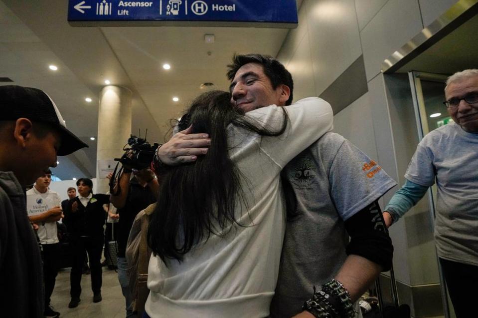 Ben Fruchter, que vive en Watervliet, Nueva York, abraza por primera vez a su hermana biológica, Margarita Figueroa, a su llegada al aeropuerto de Santiago, Chile, el domingo 18 de febrero de 2024. El viaje de Fruchter fue organizado por Connecting Roots, una organización que ayuda a reunir con sus familias biológicas chilenas a niños que fueron llevados en adopción durante la dictadura del general Augusto Pinochet.