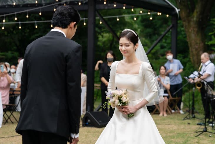 Jang Nara tampil anggun di pernikahannya di Bonelli Garden, Seoul, Korea Selatan, Minggu (26/6/2022). (ANTARA/HO/Soompi)