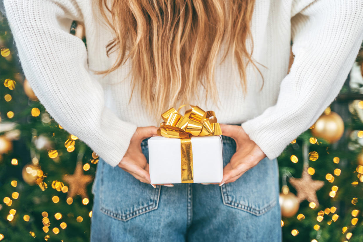 Vous avez un Secret Santa de prévu cette année ? Dénichez un cadeau à moins de 15€. (Photo : Getty Images)