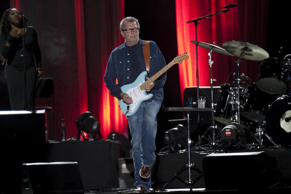 *arquivo* S&#xc3;O PAULO, SP, 12-10-2011: Eric Clapton durante show no est&#xe1;dio do Morumbi, em S&#xe3;o Paulo. (Foto: Diego Padgurschi/Folhapress)