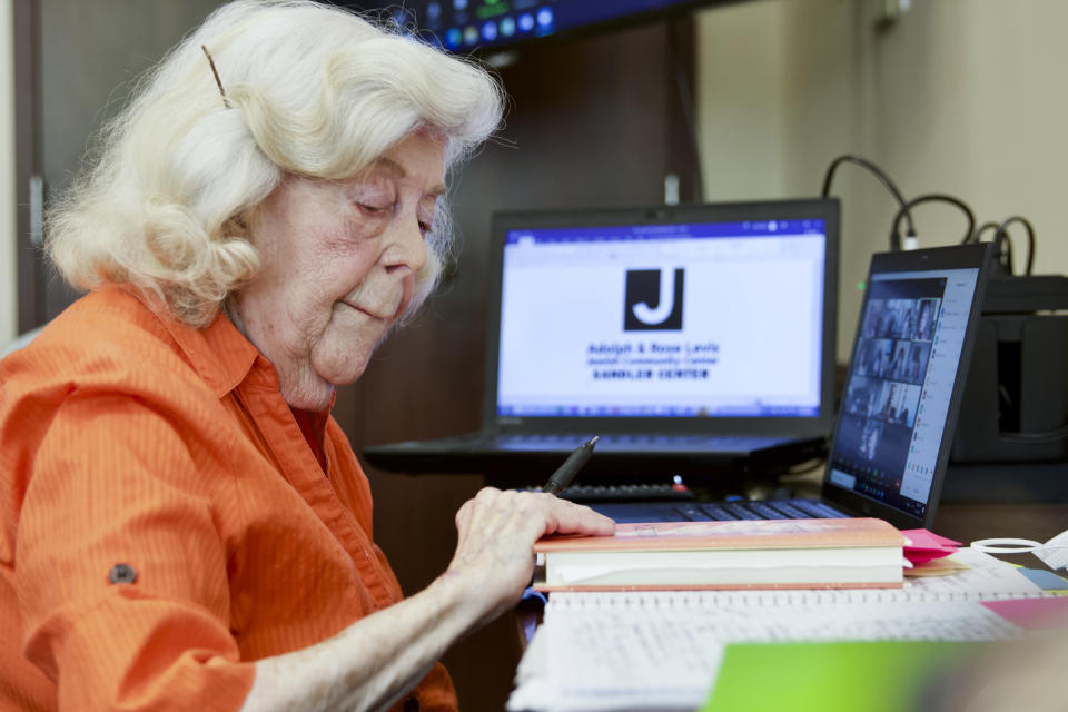 Trudy Berlin fotografiada durante las charlas virtuales que coordina con ancianas como ella a través de Zoom, en foto del 16 de marzo del 2021 en Boca Ratón, Florida. (AP Photo/Cody Jackson)