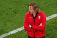 El entrenador de la selección de Perú, Ricardo Gareca, observa el partido frente a Francia por el grupo C de la Copa del Mundo de la FIFA en Ekaterimburgo, Rusia REUTERS/Andrew Couldridge