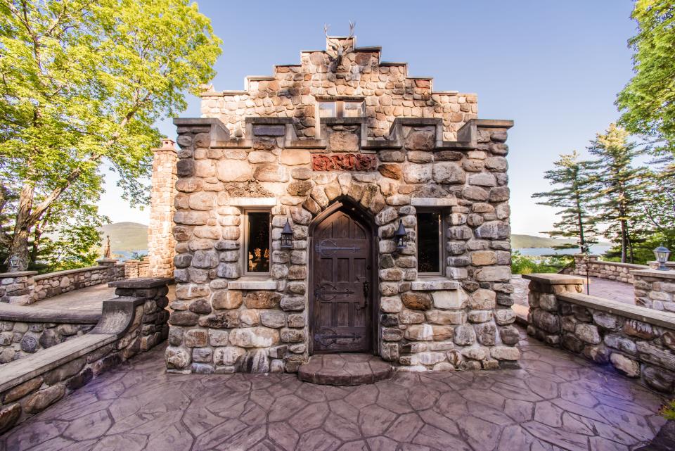 The front entrance of Highlands Castle