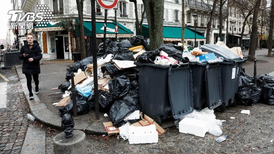 巴黎街上的垃圾桶都被堆滿垃圾。（圖／達志影像路透社）
