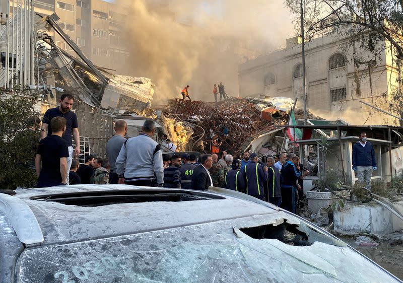 Humo después de un ataque israelí —según medios iraníes— contra un edificio cercano a la embajada iraní en Damasco