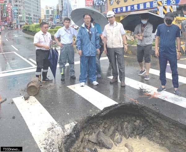 永康區長張睿民會同自來水公司及市府相關單位會勘中華路路面塌陷情形，病程力前進指揮所進一步處置。（記者李嘉祥攝）