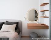 <p>案例二、北歐風臥室裡，利用床頭與壁面深度置入木質化妝台，且沿著壁面搭建層板，運用坪效讓收納機能發揮最大。</p> 
