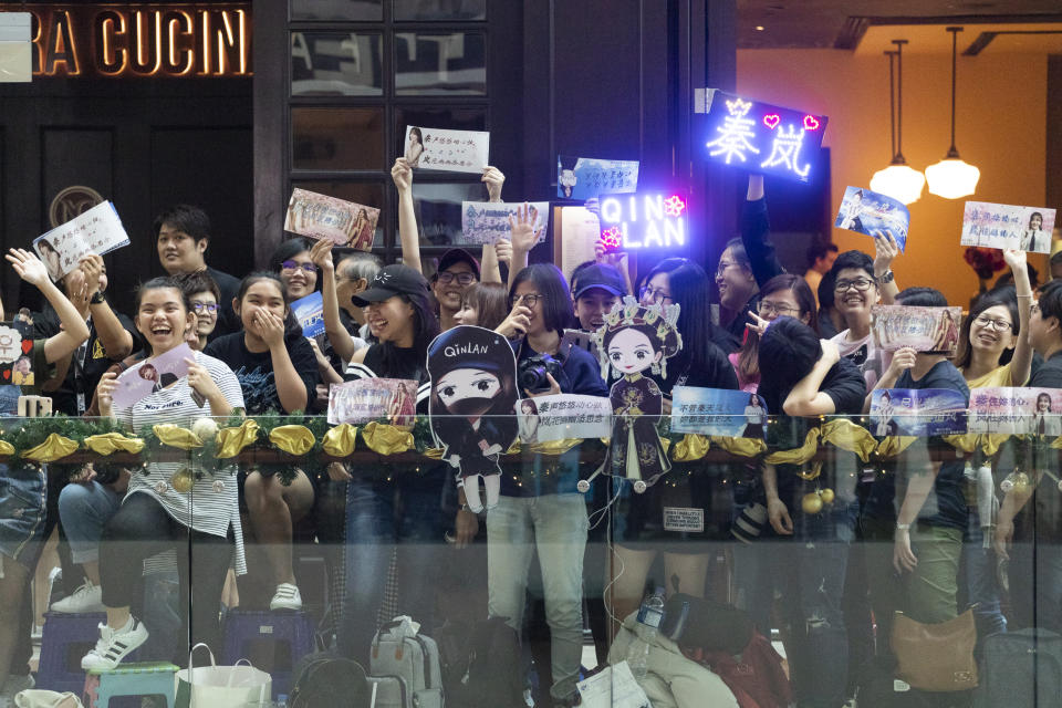 Fans waiting at the red carpet at Starhub Night of Stars at Marina Bay Sands on 22 Dec 2018. (PHOTO: Don Wong for Yahoo Lifestyle Singapore)