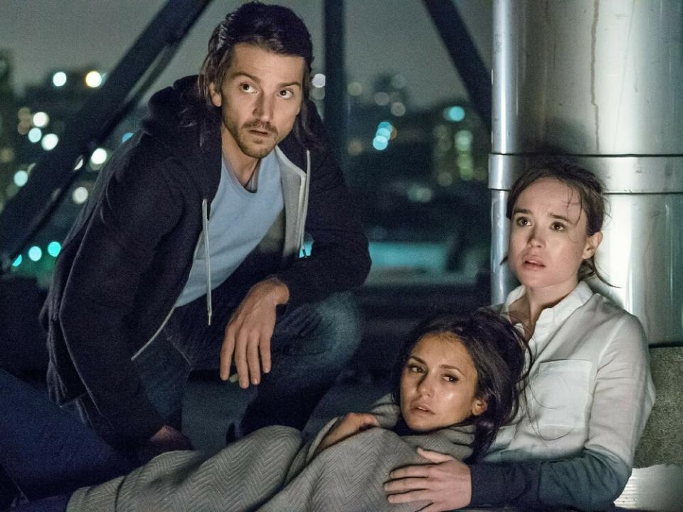 Diego Luna (v.l.), Nina Dobrev und Ellen Page spielen im Remake von "Flatliners" die Hauptrollen. (Bild: TVNOW / 2017 Columbia Pictures Industries, Inc. and Cross Creek Pictures, LLC.)