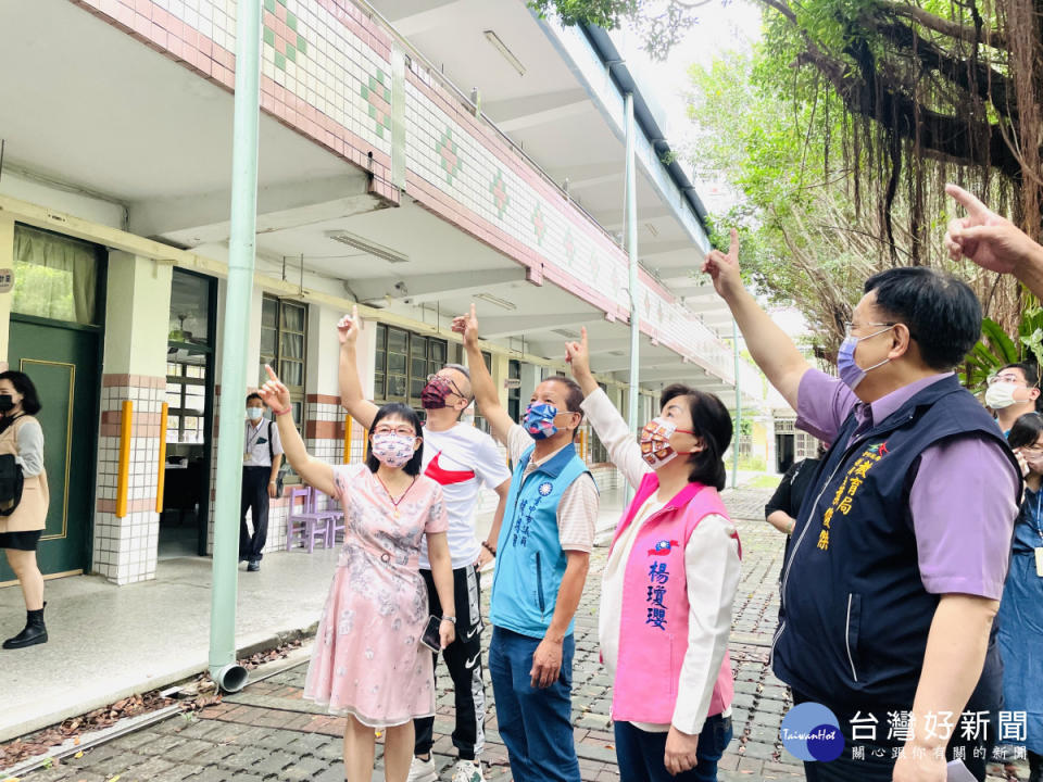 立委楊瓊瓔(右二)及台中市議員賴朝國(右三)邀集教育局前往潭子國中會勘。