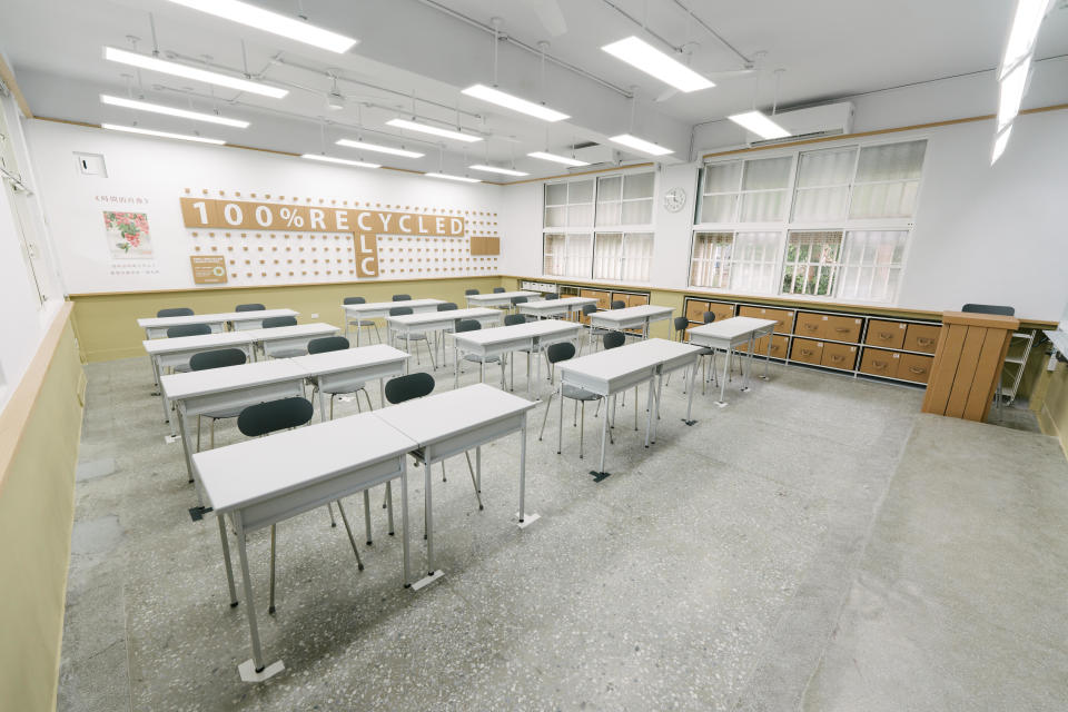 新埔國中補校教室改造後照片，講桌、課桌椅大量使用紙素材