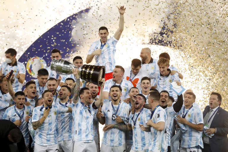Los jugadores de la selección de Argentina festejan tras conquistar la Copa América con un triunfo sobre Brasil en la final del sábado 10 de julio de 2021, en el Maracaná (AP Foto/Andre Penner)