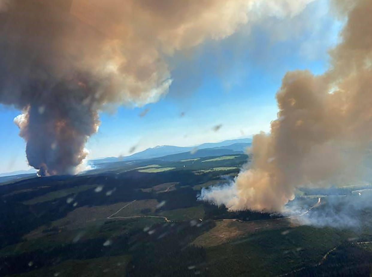 Los incendios forestales de Long Loch y Derrickson Lake en la Columbia Británica, Canadá, el 30 de junio de 2021. (Servicio de Incendios Forestales de Columbia Británica vía The New York Times).