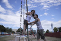 En esta fotografía del 14 de marzo de 2017, la pareja siria Lana S. y Majd M juegan en un parque en La Punta, provincia de San Luis, Argentina. Lana y Majd son la primera pareja en llegar aquí bajo el programa de migrantes de San Luis. Majd, un cocinero que desea abrir un restaurante en San Luis, dijo que en Siria se sentía como si no fuera nada, "pero aquí, siento que puedo hacer muchas cosas... puedo hacer cualquier cosa: puedo aprender el idioma, puedo aprender de Argentina, y de su gente". (AP Foto/Nicolás Aguilera)